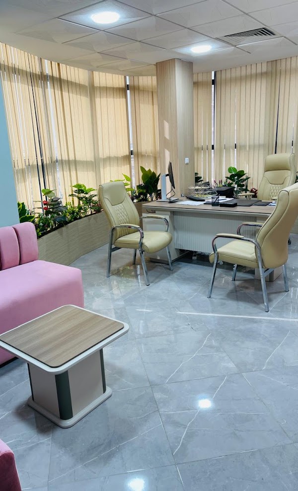 Salle d'attente avec plusieurs sièges au cabinet